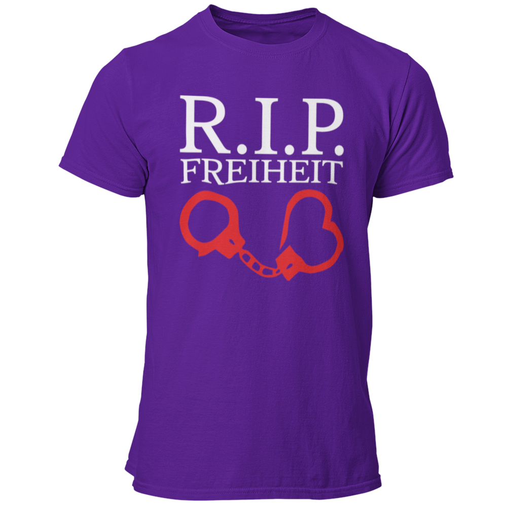 Das JGA T-Shirt „R.I.P Freiheit“ ist das perfekte Outfit für den Junggesellenabschied, denn es symbolisiert das Ende der ungebundenen Freiheit mit einem humorvollen Twist. Mit einem auffälligen, zweifarbigen Druck in Rot und Schwarz, der Handschellen und ein Herz zeigt, bringt es Spaß und Stil in die Feierlichkeiten. Dank der modischen Passform und der hochwertigen Verarbeitung wird dieses Shirt nicht nur während des JGA gerne getragen, sondern erinnert auch lange an die unvergesslichen Nächte mit Freunden!