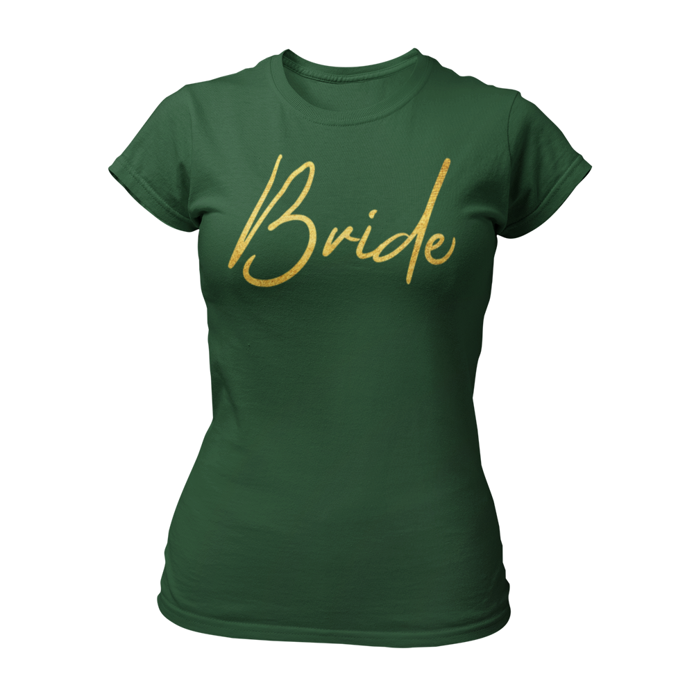 Das JGA T-Shirt "Bride Gold & Heartless" hebt die Braut mit seinem funkelnden goldenen Schriftzug „Bride“ stilvoll hervor und betont ihre besondere Rolle beim Junggesellinnenabschied. In klassischen Schwarz- und Weißtönen gehalten, verzichtet das Design auf kitschige Motive und lässt sich mühelos mit jedem Outfit kombinieren. Ideal für einen unvergesslichen Abend, bei dem die Braut sowohl elegant als auch auffällig ist!
