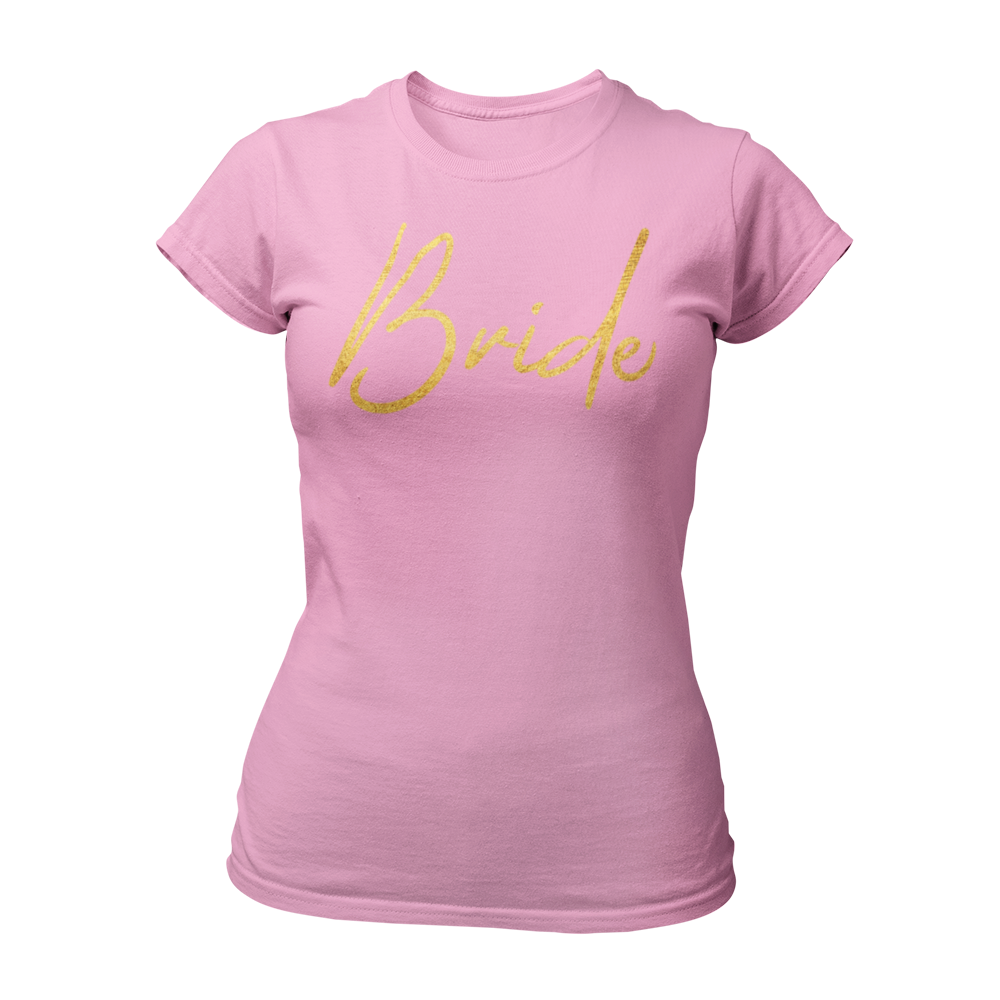 Das JGA T-Shirt "Bride Gold & Heartless" hebt die Braut mit seinem funkelnden goldenen Schriftzug „Bride“ stilvoll hervor und betont ihre besondere Rolle beim Junggesellinnenabschied. In klassischen Schwarz- und Weißtönen gehalten, verzichtet das Design auf kitschige Motive und lässt sich mühelos mit jedem Outfit kombinieren. Ideal für einen unvergesslichen Abend, bei dem die Braut sowohl elegant als auch auffällig ist!