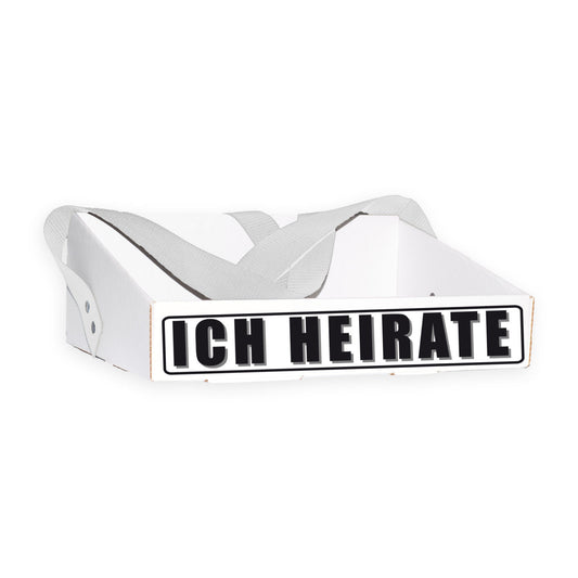 Bauchladen mit dem Schriftzug „Ich heirate“ für Junggesellenabschiede. Hergestellt aus verstärktem Wellpappenkarton mit extra breitem Gurt für angenehmen Tragekomfort. Klassisches Design, geeignet für Bräute und Bräutigame, ohne peinlichen Kostüm-Look. Ideal für unvergessliche Feiern.