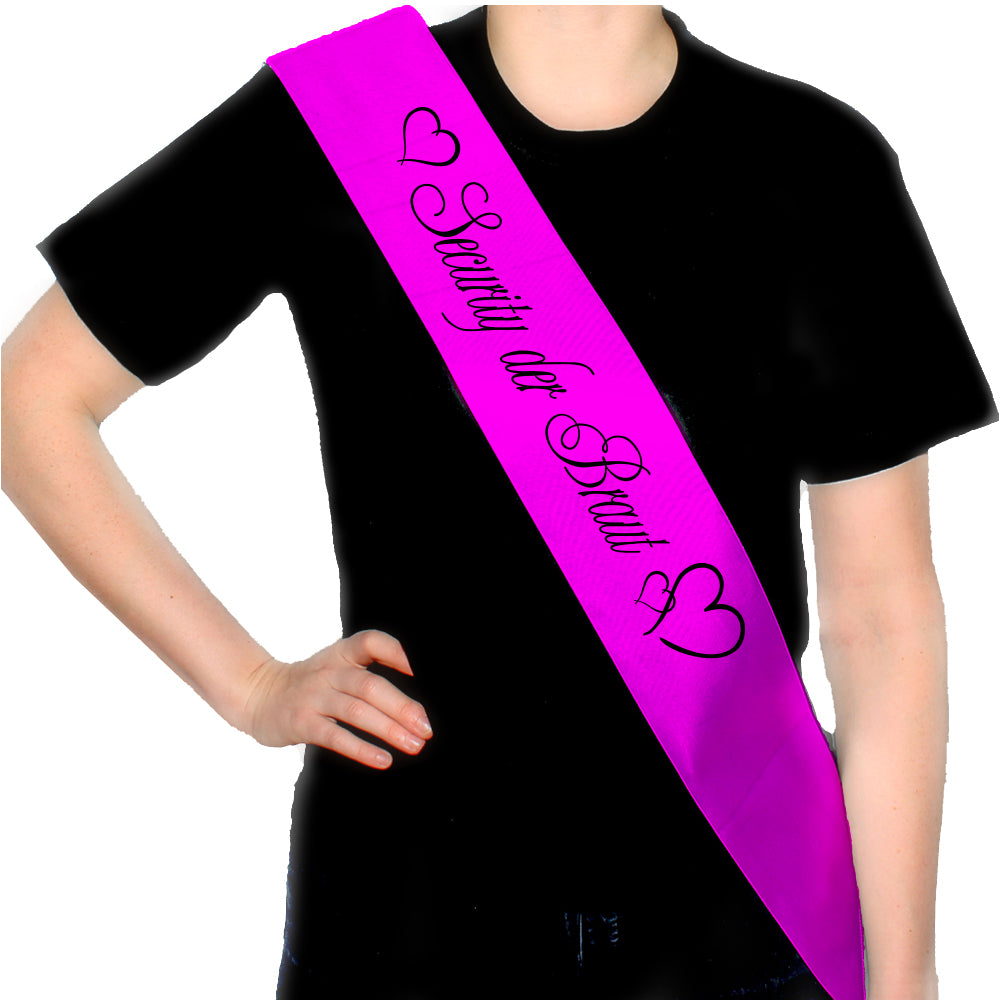JGA Schärpe "Security der Braut" für die Begleitpersonen der Junggesellin; gefertigt aus hochwertigem, glänzendem Polyester in den Farben pink, weiß und gold; mit kontrastierendem Aufdruck „Security der Braut“ und dekorativen Herzen; ideal für die JGA Crew, um deutlich zu machen, wer für das Wohl der Braut verantwortlich ist; lustiges und stilvolles Accessoire für einen unvergesslichen Abend; leicht zu verstauen, wenn es in den Club geht.