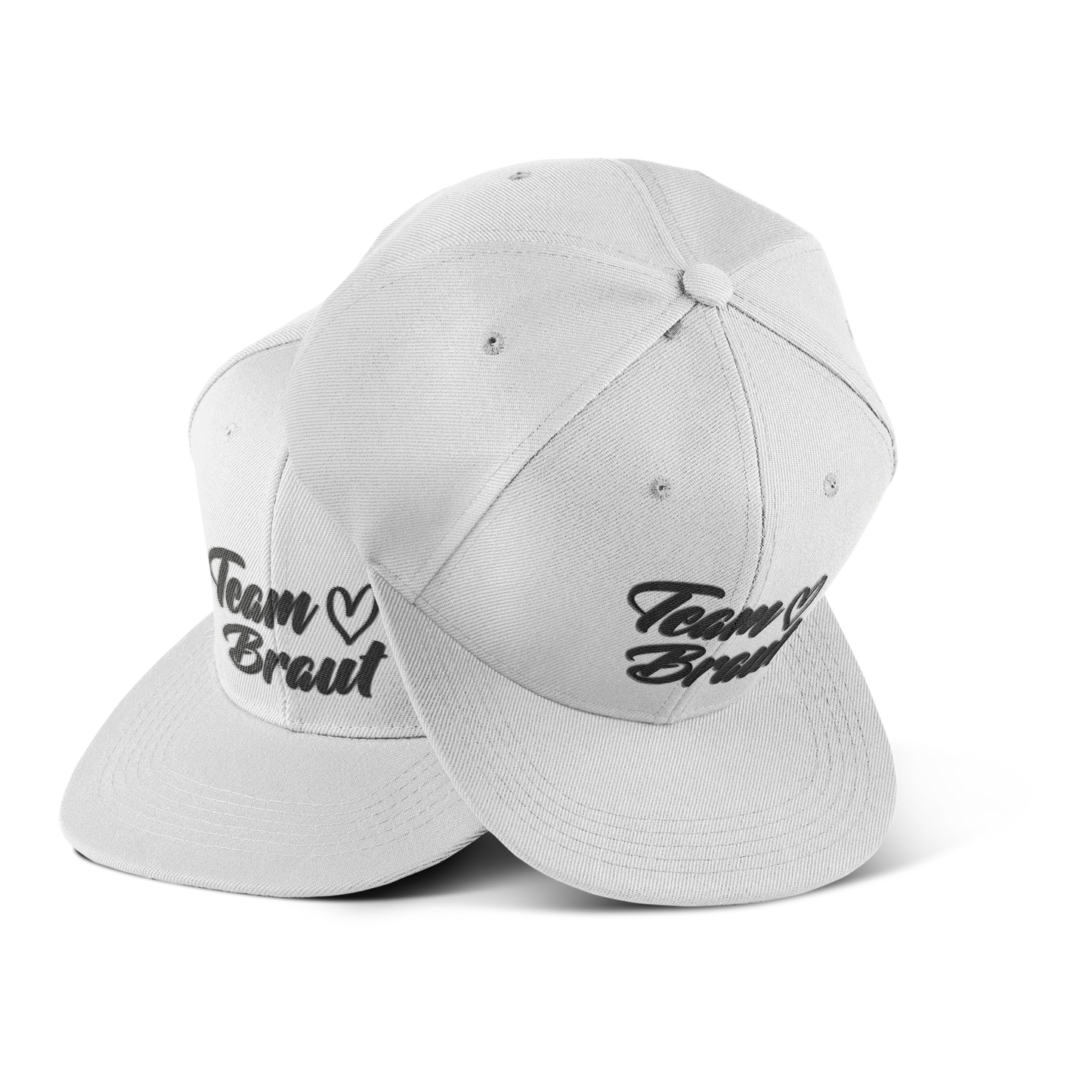 JGA Cap „Team Braut – Herzen“ mit flachem Schirm und vier gestickten Ösen. Die Kappe ist mit einer „Team Braut“ Aufschrift und Herzmotiven auf der Vorderseite bedruckt. Der PVC-Verschluss auf der Rückseite ist größenverstellbar, was eine individuelle Anpassung ermöglicht. Diese Premium JGA-Kappe ist das perfekte Accessoire für die Begleiterinnen der Braut.