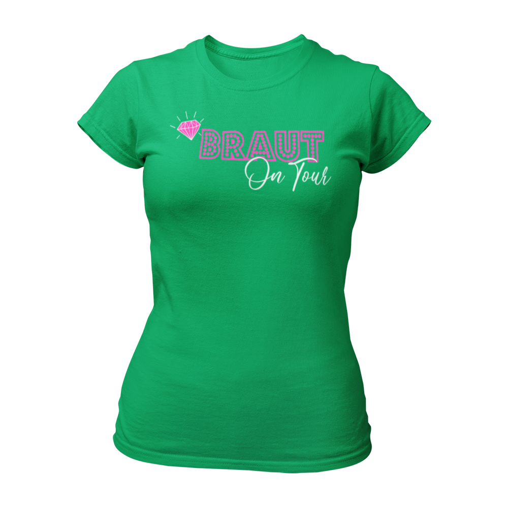 T-Shirt mit dem Aufdruck 'Braut on Tour', gestaltet mit einem glitzernden Diamanten-Motiv, ideal für Junggesellinnenabschiede. Das Shirt symbolisiert die Vorfreude auf die Hochzeit und ist perfekt für die Braut und ihr Team. Erhältlich in verschiedenen Größen und Farben.