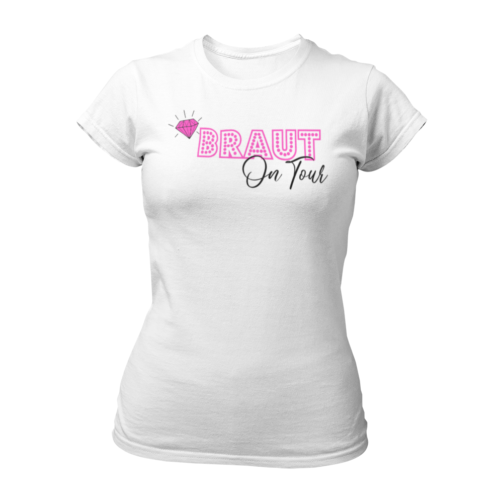 T-Shirt mit dem Aufdruck 'Braut on Tour', gestaltet mit einem glitzernden Diamanten-Motiv, ideal für Junggesellinnenabschiede. Das Shirt symbolisiert die Vorfreude auf die Hochzeit und ist perfekt für die Braut und ihr Team. Erhältlich in verschiedenen Größen und Farben.