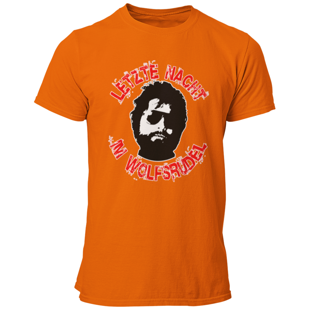 Das JGA T-Shirt "Letzte Nacht im Wolfsrudel" ist eine Hommage an den Kultfilm Hangover, mit einem stilisierten Abbild von Zach Galifianakis und dem auffälligen Spruch „Letzte Nacht im Wolfsrudel“. Perfekt für die letzte Nacht vor der Ehe, bringt es die enge Bindung zur feiernden Gruppe zum Ausdruck und sorgt für legendäre Erinnerungen