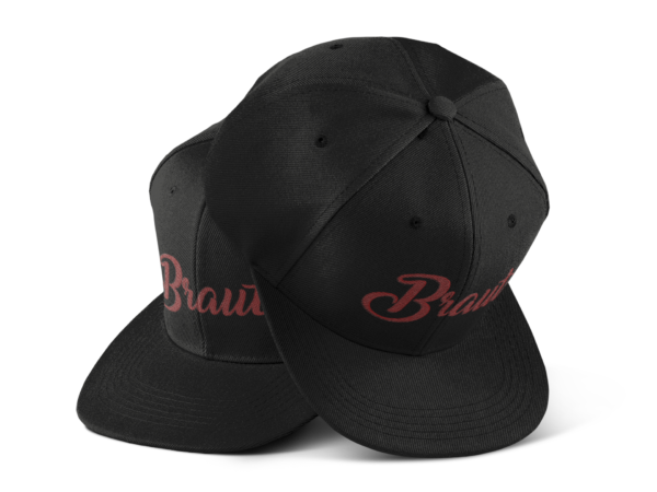 JGA Cap „Braut“ mit flachem Schirm und rotem „Braut“ Schriftzug auf der Vorderseite. Die Kappe hat vier gestickte Ösen für Belüftung und einen größenverstellbaren PVC-Verschluss auf der Rückseite.