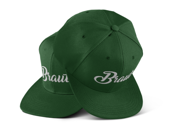 JGA Cap „Braut“ mit flachem Schirm und rotem „Braut“ Schriftzug auf der Vorderseite. Die Kappe hat vier gestickte Ösen für Belüftung und einen größenverstellbaren PVC-Verschluss auf der Rückseite.