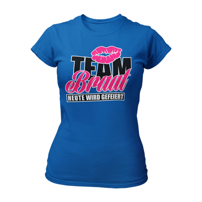 Damen T-Shirt "Team Braut – Heute wird gefeiert!" mit Kussmund und pinker Schrift, ein beliebtes JGA-Shirt für Frauen. Dieses feminine Design hat einen taillierten Schnitt und ist in verschiedenen Farben wie Pink, Weiß, Grün und Schwarz erhältlich. Perfekt für den Junggesellinnenabschied, um mit den Mädels stilvoll zu feiern!