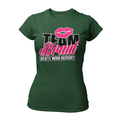 Damen T-Shirt "Team Braut – Heute wird gefeiert!" mit Kussmund und pinker Schrift, ein beliebtes JGA-Shirt für Frauen. Dieses feminine Design hat einen taillierten Schnitt und ist in verschiedenen Farben wie Pink, Weiß, Grün und Schwarz erhältlich. Perfekt für den Junggesellinnenabschied, um mit den Mädels stilvoll zu feiern!