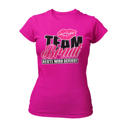 Damen T-Shirt "Team Braut – Heute wird gefeiert!" mit Kussmund und pinker Schrift, ein beliebtes JGA-Shirt für Frauen. Dieses feminine Design hat einen taillierten Schnitt und ist in verschiedenen Farben wie Pink, Weiß, Grün und Schwarz erhältlich. Perfekt für den Junggesellinnenabschied, um mit den Mädels stilvoll zu feiern!