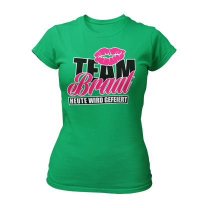 Damen T-Shirt "Team Braut – Heute wird gefeiert!" mit Kussmund und pinker Schrift, ein beliebtes JGA-Shirt für Frauen. Dieses feminine Design hat einen taillierten Schnitt und ist in verschiedenen Farben wie Pink, Weiß, Grün und Schwarz erhältlich. Perfekt für den Junggesellinnenabschied, um mit den Mädels stilvoll zu feiern!