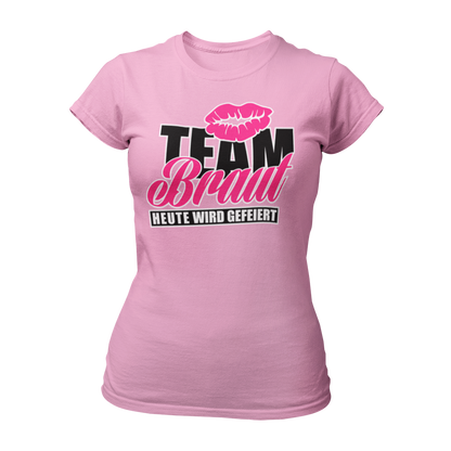 Damen T-Shirt "Team Braut – Heute wird gefeiert!" mit Kussmund und pinker Schrift, ein beliebtes JGA-Shirt für Frauen. Dieses feminine Design hat einen taillierten Schnitt und ist in verschiedenen Farben wie Pink, Weiß, Grün und Schwarz erhältlich. Perfekt für den Junggesellinnenabschied, um mit den Mädels stilvoll zu feiern!