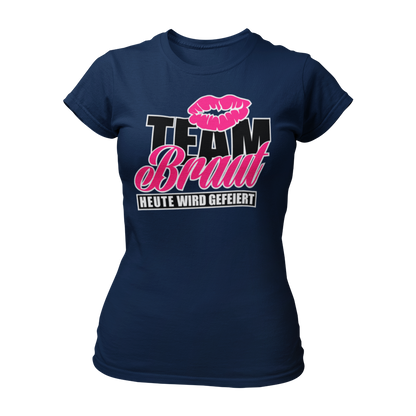 Damen T-Shirt "Team Braut – Heute wird gefeiert!" mit Kussmund und pinker Schrift, ein beliebtes JGA-Shirt für Frauen. Dieses feminine Design hat einen taillierten Schnitt und ist in verschiedenen Farben wie Pink, Weiß, Grün und Schwarz erhältlich. Perfekt für den Junggesellinnenabschied, um mit den Mädels stilvoll zu feiern!