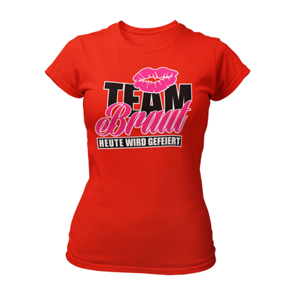 Damen T-Shirt "Team Braut – Heute wird gefeiert!" mit Kussmund und pinker Schrift, ein beliebtes JGA-Shirt für Frauen. Dieses feminine Design hat einen taillierten Schnitt und ist in verschiedenen Farben wie Pink, Weiß, Grün und Schwarz erhältlich. Perfekt für den Junggesellinnenabschied, um mit den Mädels stilvoll zu feiern!