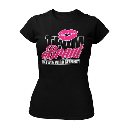 Damen T-Shirt "Team Braut – Heute wird gefeiert!" mit Kussmund und pinker Schrift, ein beliebtes JGA-Shirt für Frauen. Dieses feminine Design hat einen taillierten Schnitt und ist in verschiedenen Farben wie Pink, Weiß, Grün und Schwarz erhältlich. Perfekt für den Junggesellinnenabschied, um mit den Mädels stilvoll zu feiern!