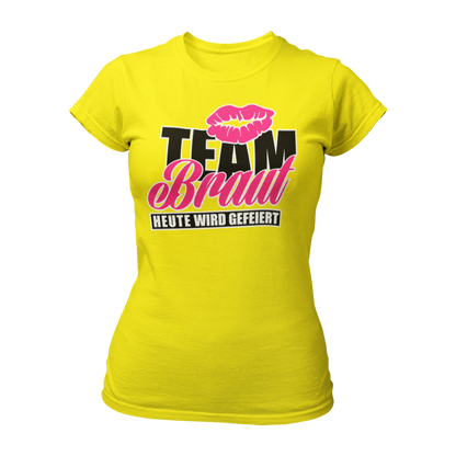 Damen T-Shirt "Team Braut – Heute wird gefeiert!" mit Kussmund und pinker Schrift, ein beliebtes JGA-Shirt für Frauen. Dieses feminine Design hat einen taillierten Schnitt und ist in verschiedenen Farben wie Pink, Weiß, Grün und Schwarz erhältlich. Perfekt für den Junggesellinnenabschied, um mit den Mädels stilvoll zu feiern!