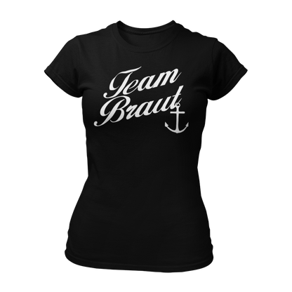 JGA T-Shirt "Team Braut mit Anker" für Frauen, mit eleganter Schrift und Anker-Silhouette. Erhältlich in den Farben grün, rot, blau, weiß und schwarz.