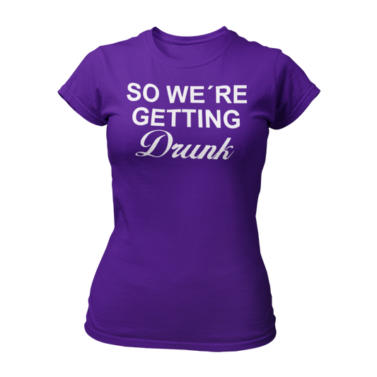 Tailliertes JGA-Shirt für Frauen mit dem Spruch "So we are getting drunk", ideal für den Junggesellinnenabschied. Perfekt für eine ausgelassene Feier mit Freundinnen und in Kombination mit dem Shirt "I am getting married".