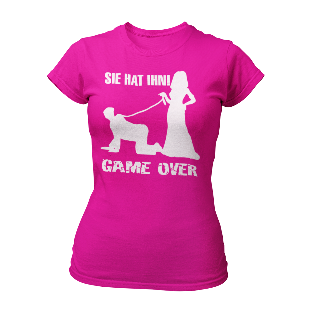 Damen T-Shirt "Sie hat Ihn – Game Over" für den Junggesellinnenabschied. Das Shirt im klassischen Schnitt hat ein auffälliges, stilvolles Design und ist in den Größen S bis 3XL erhältlich. Perfekt für die Braut und ihre Freundinnen, um den besonderen Anlass gebührend zu feiern.