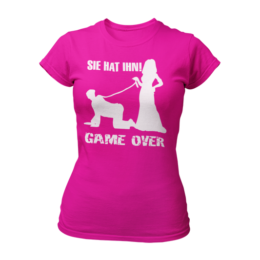 Damen T-Shirt "Sie hat Ihn – Game Over" für den Junggesellinnenabschied. Das Shirt im klassischen Schnitt hat ein auffälliges, stilvolles Design und ist in den Größen S bis 3XL erhältlich. Perfekt für die Braut und ihre Freundinnen, um den besonderen Anlass gebührend zu feiern.