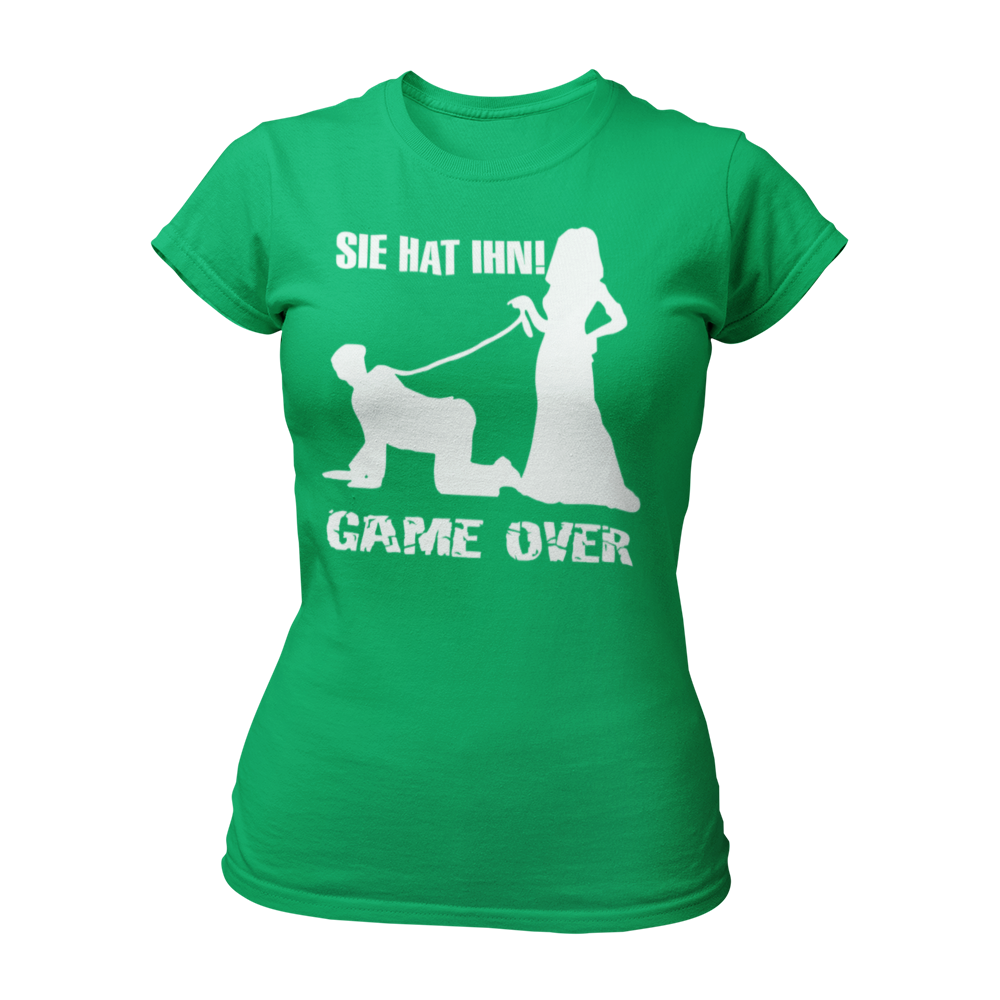 Damen T-Shirt "Sie hat Ihn – Game Over" für den Junggesellinnenabschied. Das Shirt im klassischen Schnitt hat ein auffälliges, stilvolles Design und ist in den Größen S bis 3XL erhältlich. Perfekt für die Braut und ihre Freundinnen, um den besonderen Anlass gebührend zu feiern.