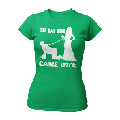 Damen T-Shirt "Sie hat Ihn – Game Over" für den Junggesellinnenabschied. Das Shirt im klassischen Schnitt hat ein auffälliges, stilvolles Design und ist in den Größen S bis 3XL erhältlich. Perfekt für die Braut und ihre Freundinnen, um den besonderen Anlass gebührend zu feiern.