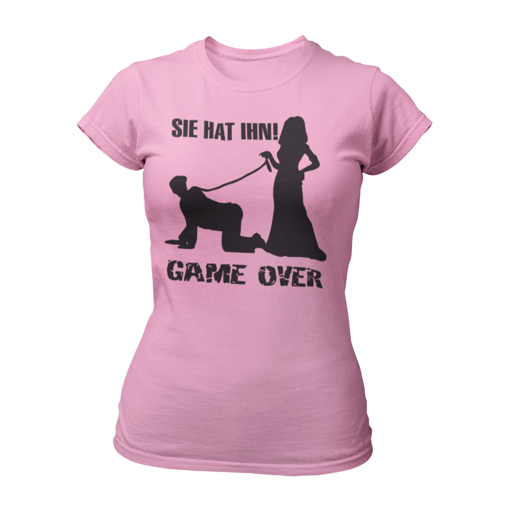 Damen T-Shirt "Sie hat Ihn – Game Over" für den Junggesellinnenabschied. Das Shirt im klassischen Schnitt hat ein auffälliges, stilvolles Design und ist in den Größen S bis 3XL erhältlich. Perfekt für die Braut und ihre Freundinnen, um den besonderen Anlass gebührend zu feiern.