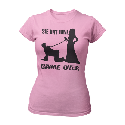 Damen T-Shirt "Sie hat Ihn – Game Over" für den Junggesellinnenabschied. Das Shirt im klassischen Schnitt hat ein auffälliges, stilvolles Design und ist in den Größen S bis 3XL erhältlich. Perfekt für die Braut und ihre Freundinnen, um den besonderen Anlass gebührend zu feiern.