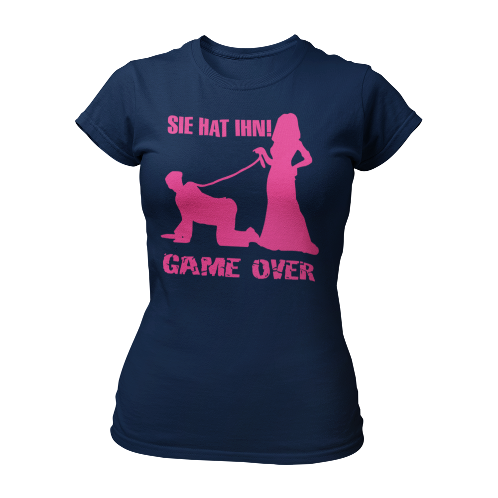 Damen T-Shirt "Sie hat Ihn – Game Over" für den Junggesellinnenabschied. Das Shirt im klassischen Schnitt hat ein auffälliges, stilvolles Design und ist in den Größen S bis 3XL erhältlich. Perfekt für die Braut und ihre Freundinnen, um den besonderen Anlass gebührend zu feiern.