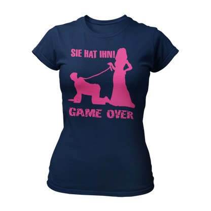 Damen T-Shirt "Sie hat Ihn – Game Over" für den Junggesellinnenabschied. Das Shirt im klassischen Schnitt hat ein auffälliges, stilvolles Design und ist in den Größen S bis 3XL erhältlich. Perfekt für die Braut und ihre Freundinnen, um den besonderen Anlass gebührend zu feiern.