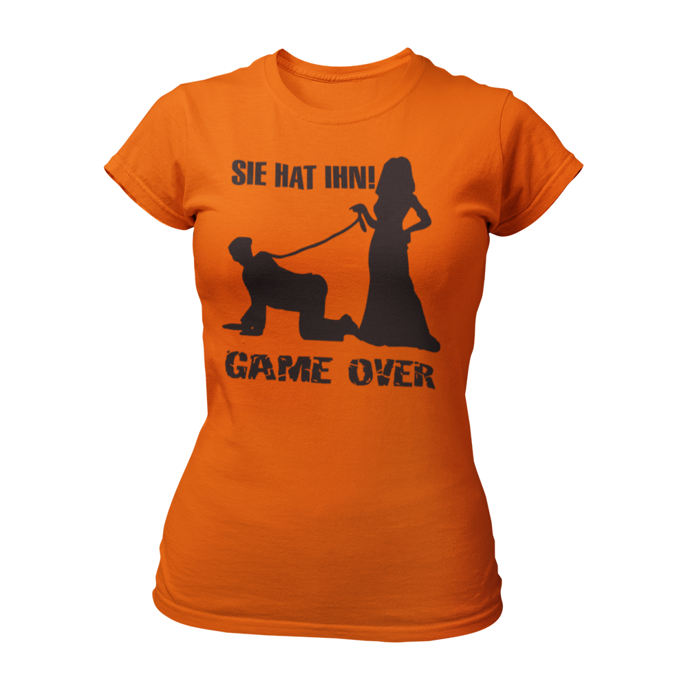 Damen T-Shirt "Sie hat Ihn – Game Over" für den Junggesellinnenabschied. Das Shirt im klassischen Schnitt hat ein auffälliges, stilvolles Design und ist in den Größen S bis 3XL erhältlich. Perfekt für die Braut und ihre Freundinnen, um den besonderen Anlass gebührend zu feiern.