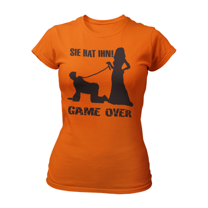 Damen T-Shirt "Sie hat Ihn – Game Over" für den Junggesellinnenabschied. Das Shirt im klassischen Schnitt hat ein auffälliges, stilvolles Design und ist in den Größen S bis 3XL erhältlich. Perfekt für die Braut und ihre Freundinnen, um den besonderen Anlass gebührend zu feiern.