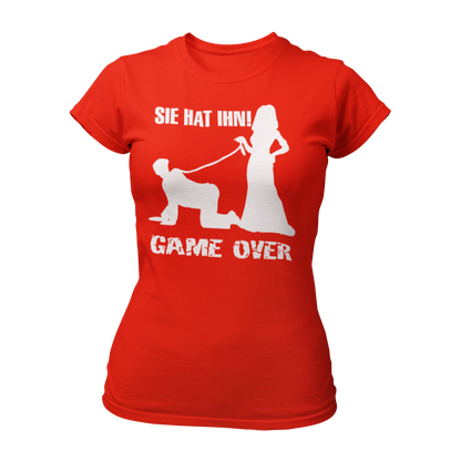 Damen T-Shirt "Sie hat Ihn – Game Over" für den Junggesellinnenabschied. Das Shirt im klassischen Schnitt hat ein auffälliges, stilvolles Design und ist in den Größen S bis 3XL erhältlich. Perfekt für die Braut und ihre Freundinnen, um den besonderen Anlass gebührend zu feiern.