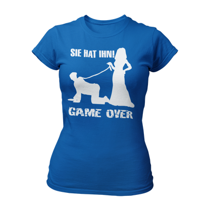 Damen T-Shirt "Sie hat Ihn – Game Over" für den Junggesellinnenabschied. Das Shirt im klassischen Schnitt hat ein auffälliges, stilvolles Design und ist in den Größen S bis 3XL erhältlich. Perfekt für die Braut und ihre Freundinnen, um den besonderen Anlass gebührend zu feiern.