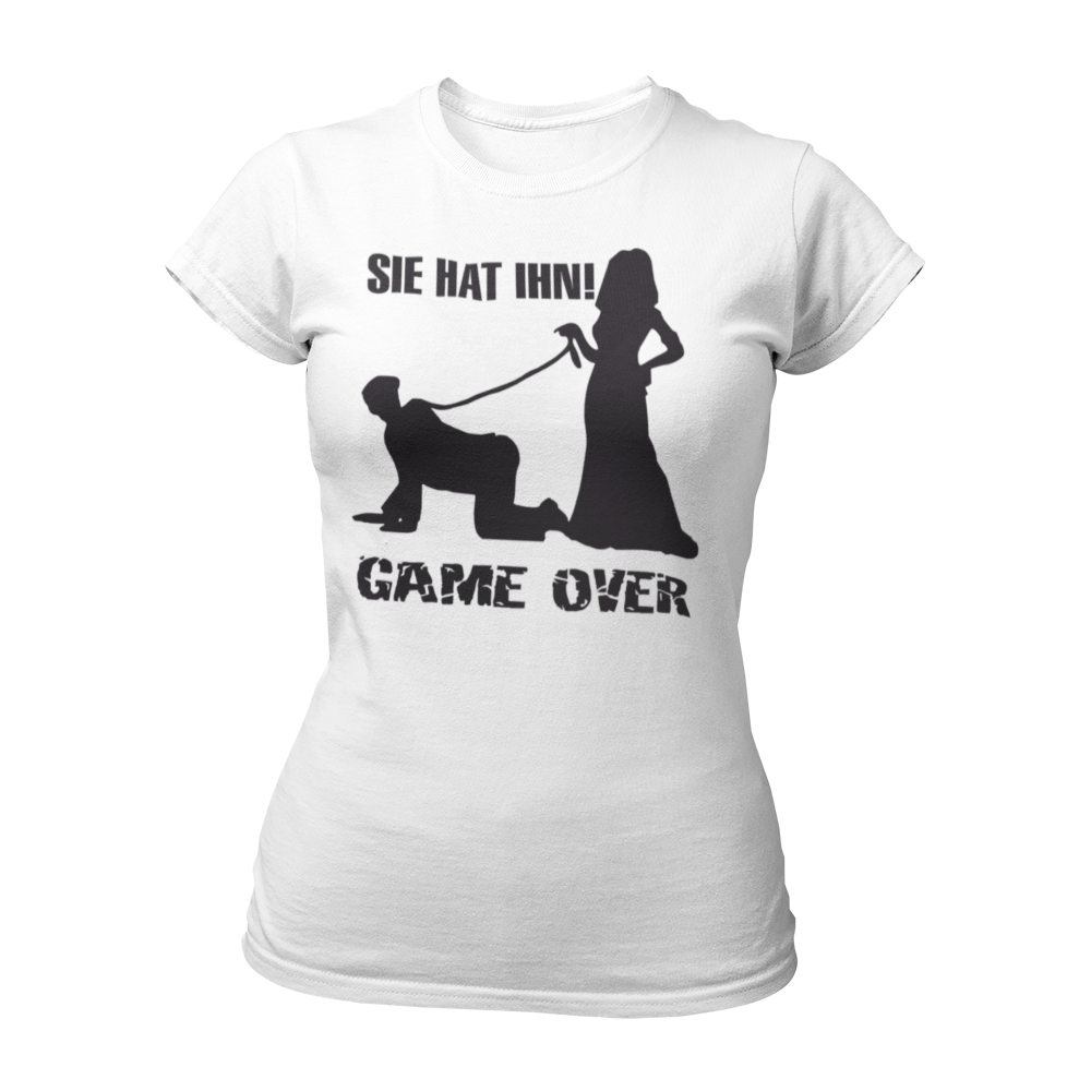 Damen T-Shirt "Sie hat Ihn – Game Over" für den Junggesellinnenabschied. Das Shirt im klassischen Schnitt hat ein auffälliges, stilvolles Design und ist in den Größen S bis 3XL erhältlich. Perfekt für die Braut und ihre Freundinnen, um den besonderen Anlass gebührend zu feiern.