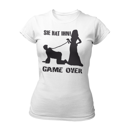 Damen T-Shirt "Sie hat Ihn – Game Over" für den Junggesellinnenabschied. Das Shirt im klassischen Schnitt hat ein auffälliges, stilvolles Design und ist in den Größen S bis 3XL erhältlich. Perfekt für die Braut und ihre Freundinnen, um den besonderen Anlass gebührend zu feiern.