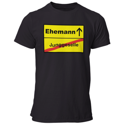 JGA T-Shirt mit dem Aufdruck 'JGA Ehemann Ortsschild' in auffälliger Farbe. Schlichtes, gerade geschnittenes Design für den Bräutigam, erhältlich in verschiedenen Farben und Größen.