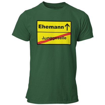 JGA T-Shirt mit dem Aufdruck 'JGA Ehemann Ortsschild' in auffälliger Farbe. Schlichtes, gerade geschnittenes Design für den Bräutigam, erhältlich in verschiedenen Farben und Größen.