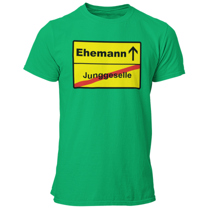 JGA T-Shirt mit dem Aufdruck 'JGA Ehemann Ortsschild' in auffälliger Farbe. Schlichtes, gerade geschnittenes Design für den Bräutigam, erhältlich in verschiedenen Farben und Größen.