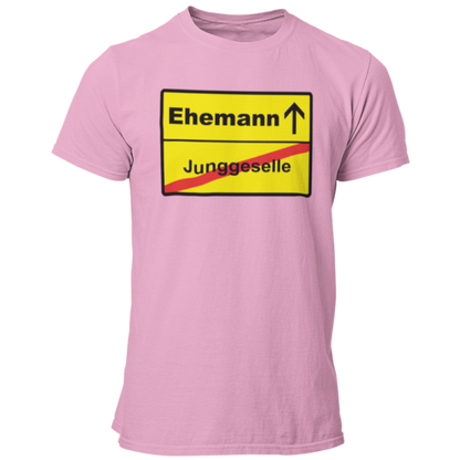 JGA T-Shirt mit dem Aufdruck 'JGA Ehemann Ortsschild' in auffälliger Farbe. Schlichtes, gerade geschnittenes Design für den Bräutigam, erhältlich in verschiedenen Farben und Größen.