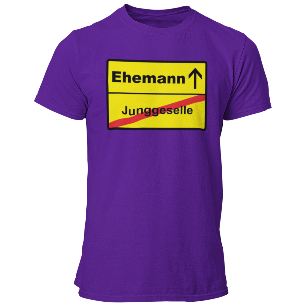 JGA T-Shirt mit dem Aufdruck 'JGA Ehemann Ortsschild' in auffälliger Farbe. Schlichtes, gerade geschnittenes Design für den Bräutigam, erhältlich in verschiedenen Farben und Größen.