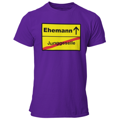 JGA T-Shirt mit dem Aufdruck 'JGA Ehemann Ortsschild' in auffälliger Farbe. Schlichtes, gerade geschnittenes Design für den Bräutigam, erhältlich in verschiedenen Farben und Größen.