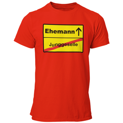 JGA T-Shirt mit dem Aufdruck 'JGA Ehemann Ortsschild' in auffälliger Farbe. Schlichtes, gerade geschnittenes Design für den Bräutigam, erhältlich in verschiedenen Farben und Größen.