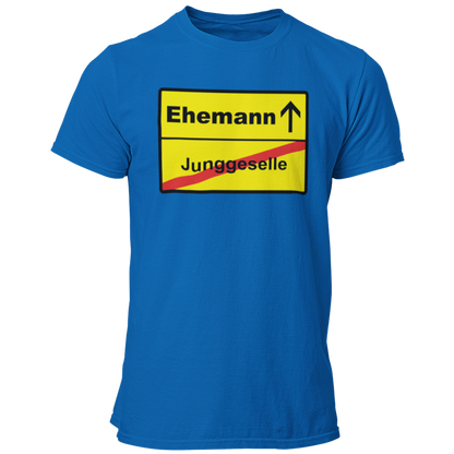 JGA T-Shirt mit dem Aufdruck 'JGA Ehemann Ortsschild' in auffälliger Farbe. Schlichtes, gerade geschnittenes Design für den Bräutigam, erhältlich in verschiedenen Farben und Größen.