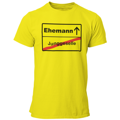 JGA T-Shirt mit dem Aufdruck 'JGA Ehemann Ortsschild' in auffälliger Farbe. Schlichtes, gerade geschnittenes Design für den Bräutigam, erhältlich in verschiedenen Farben und Größen.