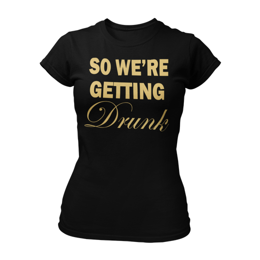 Elegantes, eng tailliertes JGA-Shirt "So We’re Getting Drunk" mit goldenem Aufdruck, passend zum Partner-Shirt "I’M GETTING MARRIED". Erhältlich in verschiedenen Farben und Größen, ideal für alle Begleiterinnen beim Junggesellinnenabschied.