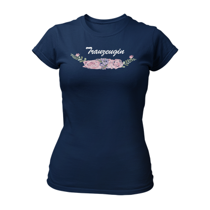 Damen T-Shirt "BOHO Trauzeugin" mit einem blumigen Vintage-Motiv und dem Schriftzug "Trauzeugin". Das Shirt hat einen taillierten Schnitt, kurze Ärmel und ist in mehreren Farben erhältlich, bietet einen weichen Tragekomfort und ist ideal für die Trauzeugin, egal ob Schwester, Mutter oder Kollegin.