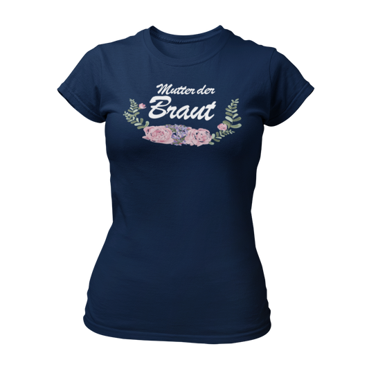 Damen T-Shirt im angesagten Boho-Style mit einem schönen Vintage-Motiv, das den Schriftzug 'Mutter der Braut' und ein florales Design zeigt. Taillierte Passform und in verschiedenen Farben erhältlich, ideal für den Junggesellenabschied. Perfekt für große Gruppen mit unterschiedlichen Gästen, um das Kennenlernen zu erleichtern. Witzige Motive und klare Schriftzüge machen dieses Shirt zu einem hervorragenden Kombi-Artikel für den Frauen-JGA.