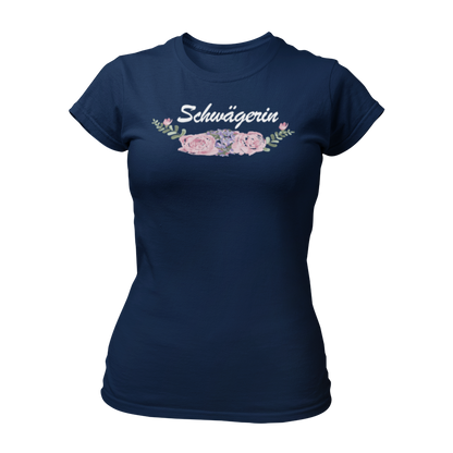 Damen T-Shirt im angesagten Boho-Style mit einem tollen Vintage-Motiv für die Schwägerin. Das Shirt hat eine taillierte Passform, einen Rundkragen und kurze Ärmel. Es ist in Weiß gehalten und mit floralen Mustern im Boho-Stil verziert. Ideal für Junggesellinnenabschiede, bietet es eine günstige und stilvolle Option für verschiedene weibliche Gäste wie Schwester, Mutter, Trauzeugin oder Kollegin.