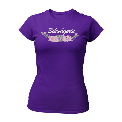 Damen T-Shirt im angesagten Boho-Style mit einem tollen Vintage-Motiv für die Schwägerin. Das Shirt hat eine taillierte Passform, einen Rundkragen und kurze Ärmel. Es ist in Weiß gehalten und mit floralen Mustern im Boho-Stil verziert. Ideal für Junggesellinnenabschiede, bietet es eine günstige und stilvolle Option für verschiedene weibliche Gäste wie Schwester, Mutter, Trauzeugin oder Kollegin.